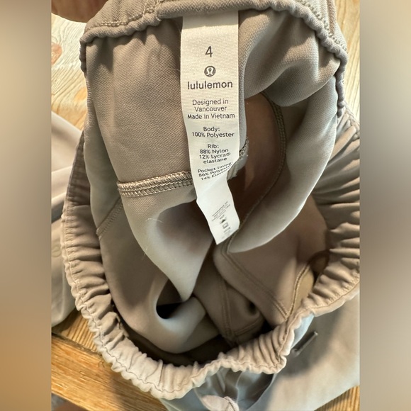 Light grey lululemon jogger size 4 - Picture 2 of 3